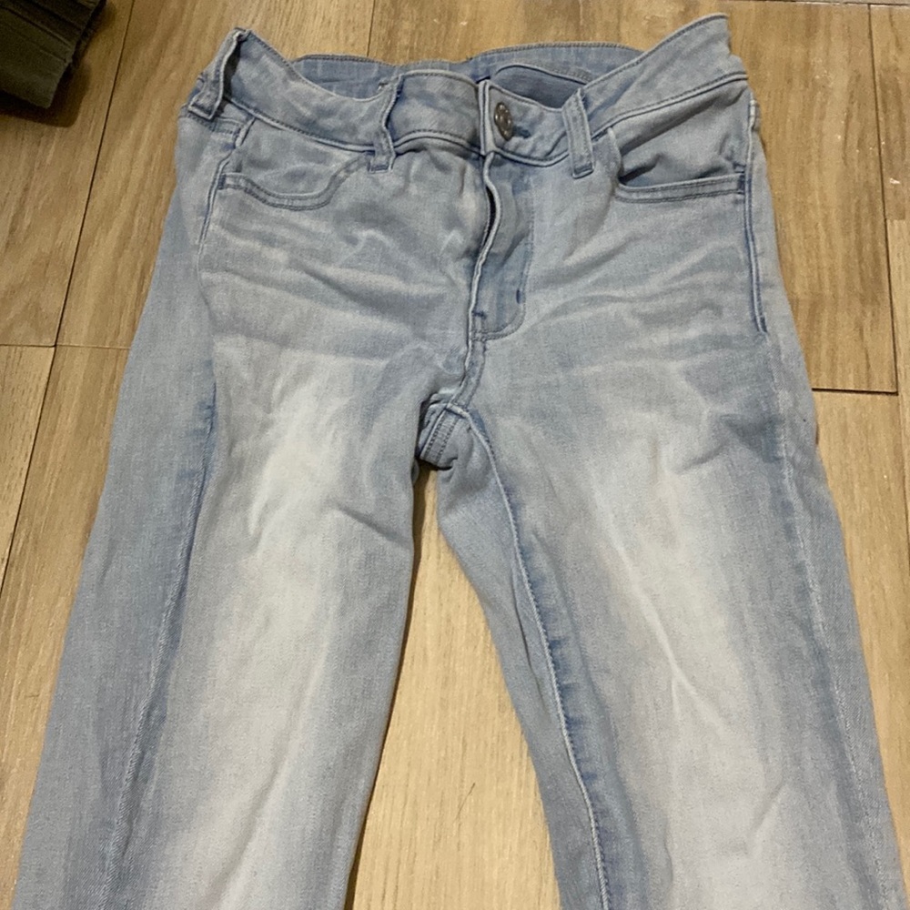 american eagle light wash denim skinny jeans!